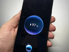 Android telefon na nabíječce