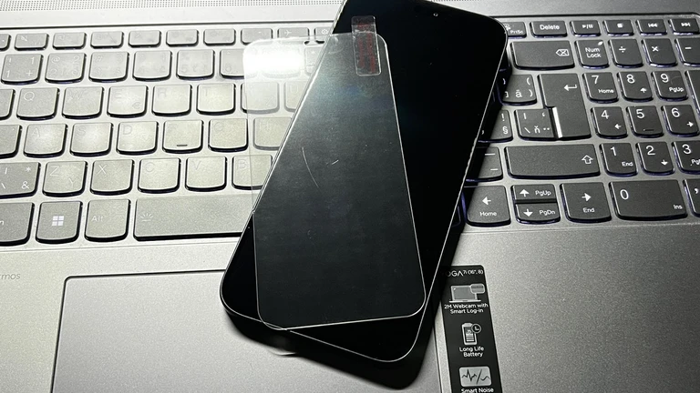 Android telefon s tvrzeným sklem