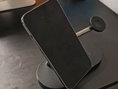 Stojánek s bezdrátovým nabíjením telefonu, hodinek a sluchátek