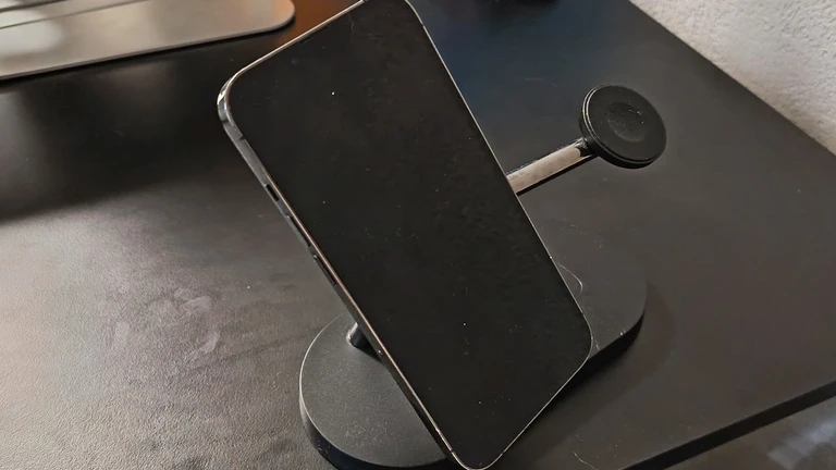 Stojánek s bezdrátovým nabíjením telefonu, hodinek a sluchátek
