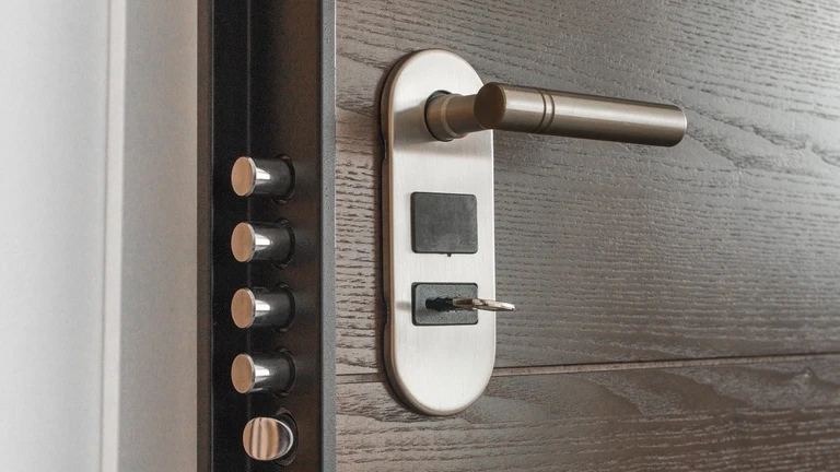 Elektronický zámek dveří lze v mnoha hotelích otevřít pomocí duplikátu karty Elektronický zámek dveří