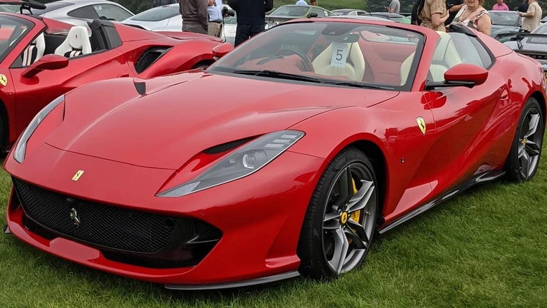Zloděj ukradl Ferrari 812 GTS, ale prozradily ho AirPods Ferrari 812 GTS
