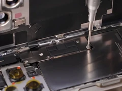 Výměna baterie iPhonu 16