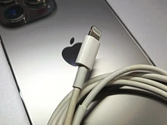 iPhone s kabelem s lightning konektorem