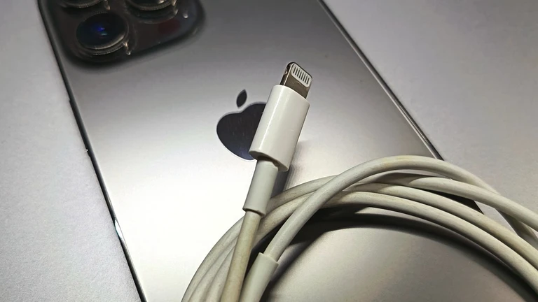 iPhone s kabelem s lightning konektorem