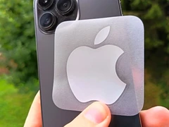 iPhone s nálepkou Apple