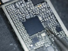 Procesor iPhonu pod mikroskopem