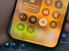 Tlačítko Shazam na iPhonu