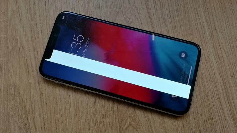 I když telefonu nefunguje displej, můžete z něj data zachránit iPhone X s nefunkčním displejem