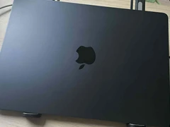 MacBook černé barvy
