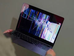 MacBook s rozbitým displejem