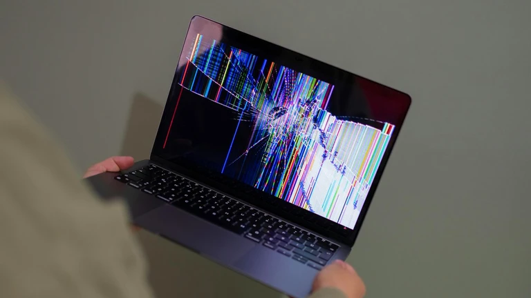 MacBook s rozbitým displejem