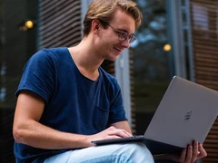 Mladý muž s notebookem