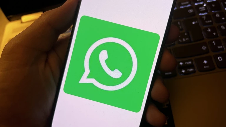 Podvodníci posílají přes WhatsApp dotazník, jak jste s aplikací spokojeni WhatsApp na mobilním telefonu