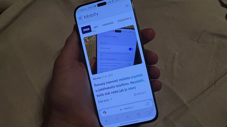 Modré světlo z telefonu spánku skoro nebrání