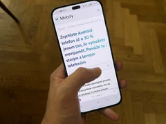 Mobilní telefon, jak ho běžně spousta lidí drží