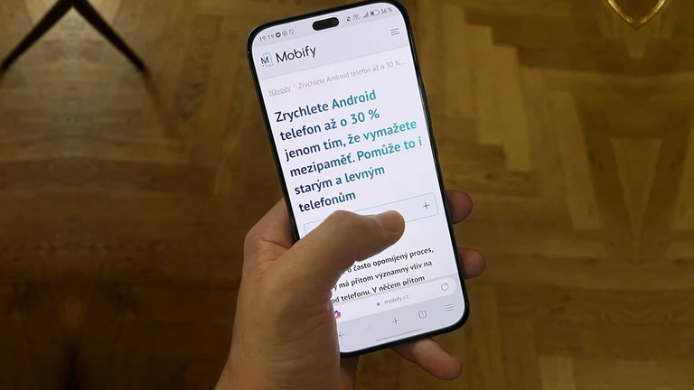 Mobilní telefon, jak ho běžně spousta lidí drží