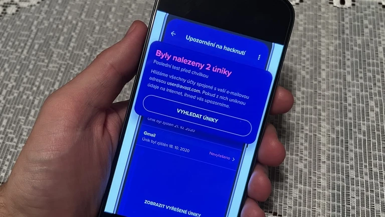 I probíhající hackerský útok na telefon můžete zastavit, pokud ho odpojíte od internetu, nebo nejlépe zcela vypnete Zatavení hackerského útoku na telefon