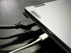 Notebook Lenovo připojený na nabíječce a k externímu monitoru