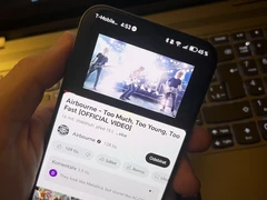 YouTube lze na telefonu přehrávat na pozadí i bez Premium
