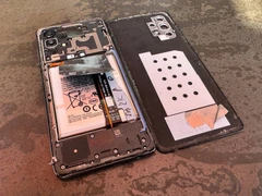 Rozbitý Samsung telefon Pavla Durova