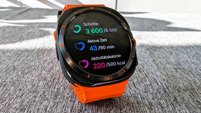 Chytré hodinky Samsung Watch Ultra s oranžovým páskem