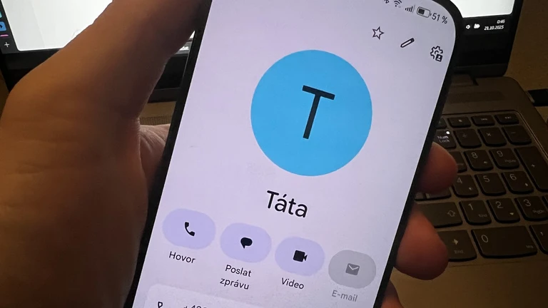 Kontakt v telefonu