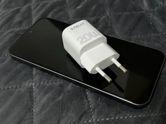 Nabíjení telefonu na gauči
