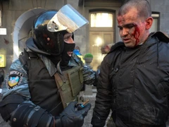 Ukrajinský policista těžkooděnec zatýká