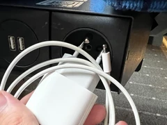 Veřejná zásuvka a USB nabíječka ve vlaku