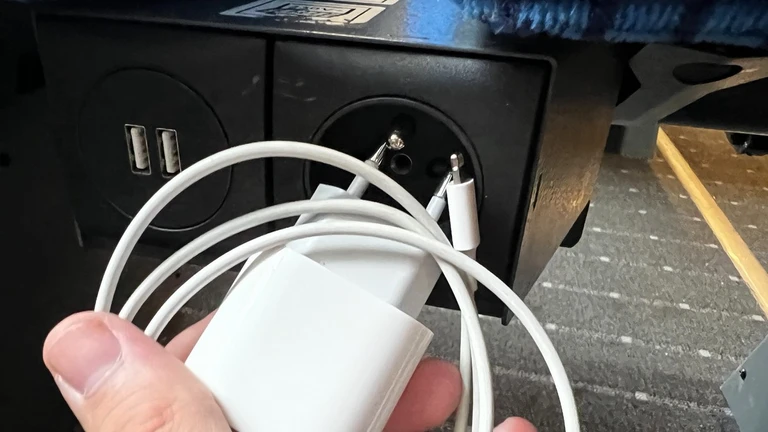 Veřejná zásuvka a USB nabíječka ve vlaku