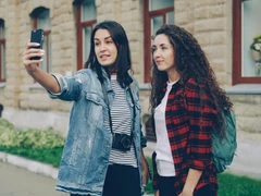 Ženy při focení selfie