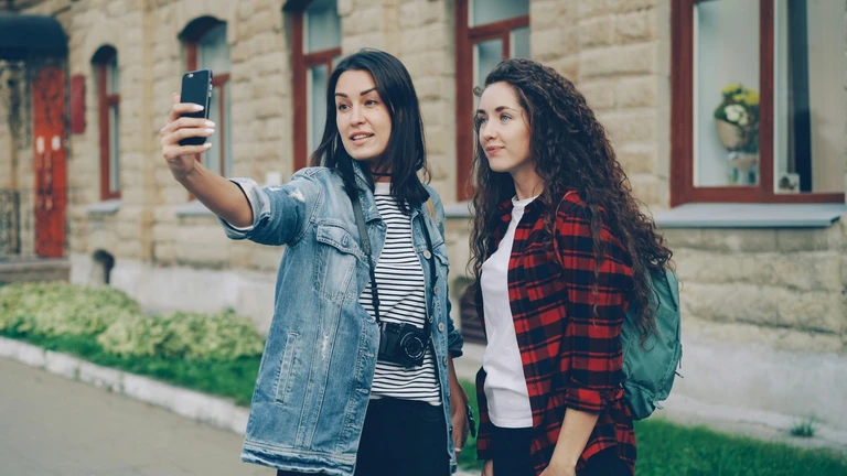 Ženy při focení selfie