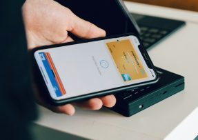 Jak platit iPhonem přes NFC (Apple Pay)