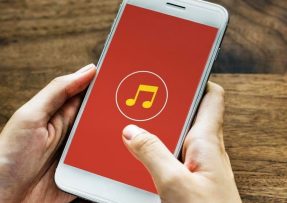 Aplikace pro streamování hudby na iPhonu