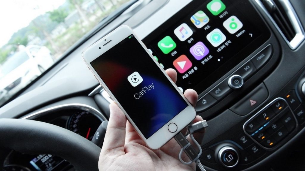 Jak propojit iPhone s autem bez CarPlay?