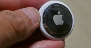 Baterie v AirTagu vydrží 1 rok, před vybitím upozorní notifikací, poté přestane fungovat