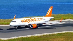 Letuška oblíbené nízkonákladovky easyJet ukradla bezmála 70 000 Kč „prodejem“ cigaret a parfémů na palubě letadla