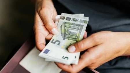 Cestovatelé jsou naštvaní, stále častěji naráží na padělané eurobankovky. Zdarma je ovšem umí rozpoznat aplikace