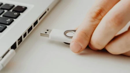 USB flash disky už raději nepřipojujte. Ruský virus  se přes ně šíří všude po světě, z počítače ukradne doslova všechno