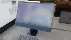 Apple odmítá všem zdarma opravit pruhy přes obrazovku, které se objevují na iMacu s jeho čipem M1. Zákazník tak zaplatí i desítky tisíc