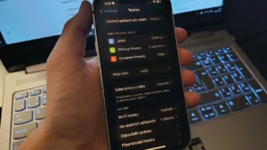 Z iPhonu nemusíte dolovat SIM kartu, abyste zjistili své telefonní číslo – ukáže ho totiž v nastavení, ale i přes PC