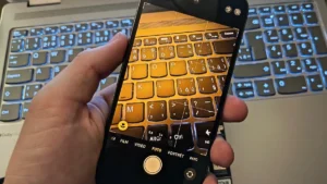 Natáčíte si nebo fotíte koncert? Telefon i klasický fotoaparát tím můžete nenávratně poškodit