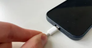 Kabel nabíječky iPhonu se viklá v konektoru nebo se při nabíjení odpojuje a připojuje: postup domácí opravy