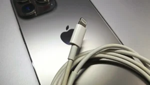 Lightning konektor Apple z donucení EU odepsal navždy. Další vlna zavádění USB-C následuje do roku 2026