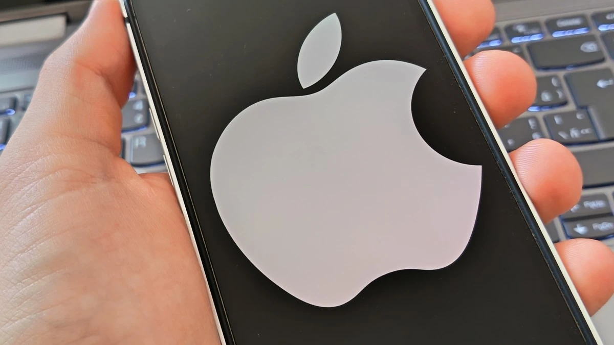 Sice existují 2 zajímavé teorie, proč je logo Apple nakousnuté jablko, ale jenom jedna je správná. A jediný důvod, proč se společnost jmenuje Apple