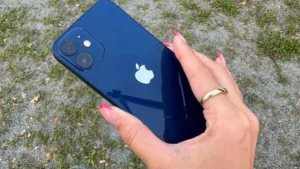 iPhone mini byl 2 roky po sobě nadějí na malý telefon, ale Apple se s ním rozloučil, protože byl propadák
