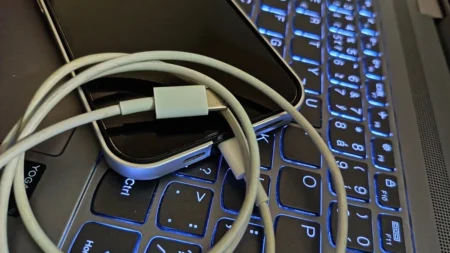 Mnozí lidé s iPhonem začali objevovat krásu „hacku“ nabíjení mezi zařízeními. Samsung ho má už roky