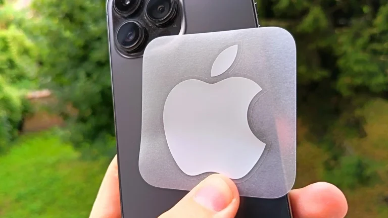 iPhone s nálepkou Apple