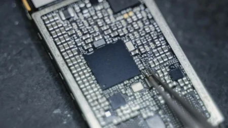 Apple chce extrémně zvýšit výkon iPhonů maximalizací výkonu procesorů. Hlavní zásluhu mají mít skleněné čipy